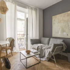 Sala cinzenta com uma varanda